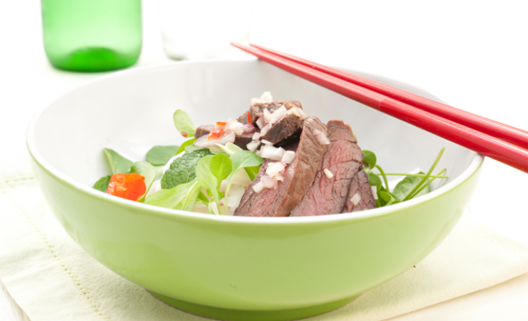 Hirsch- und Reisnudelsalat Plate