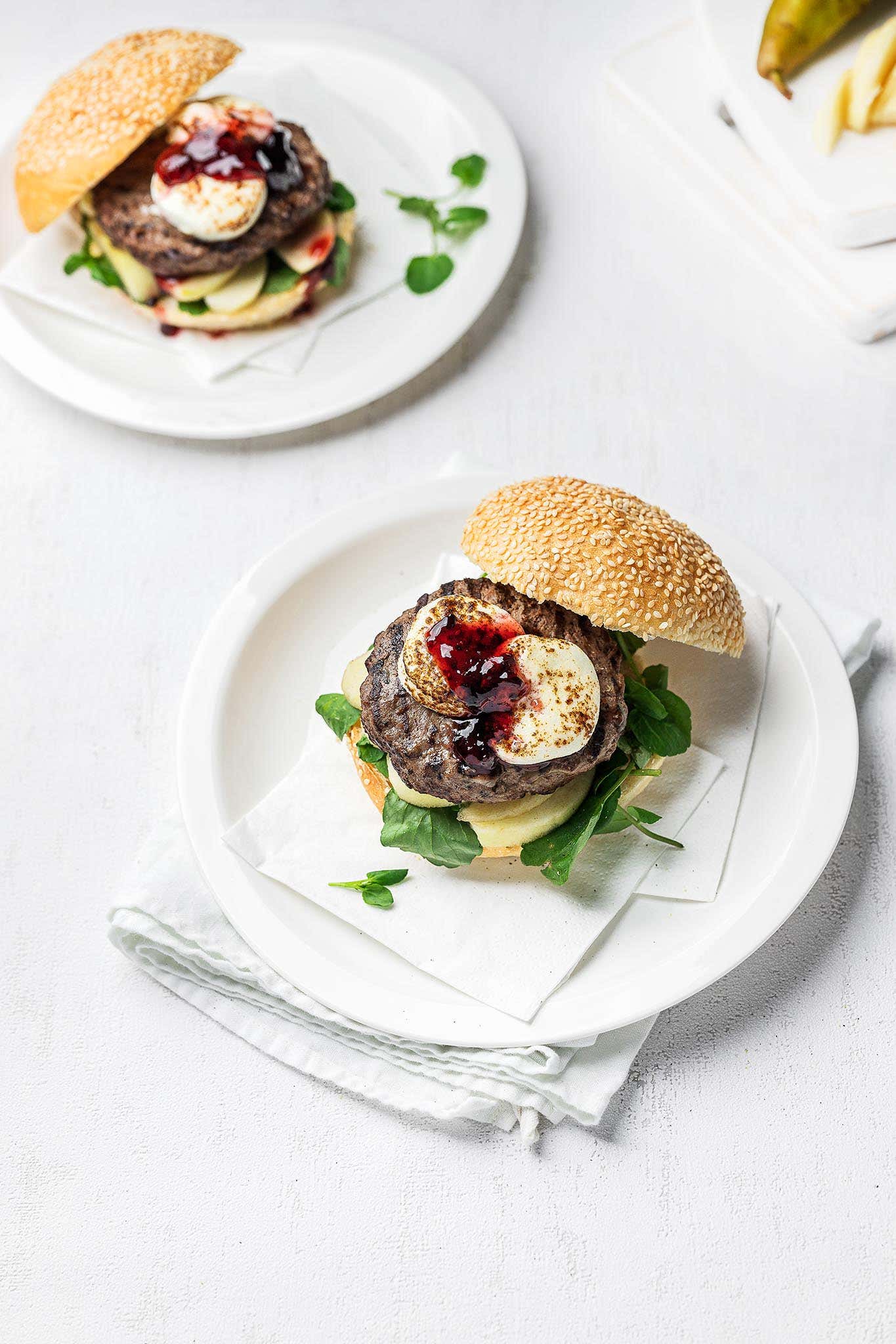 Beef Burgers with brûlée goat’s cheese, blackberry and pear