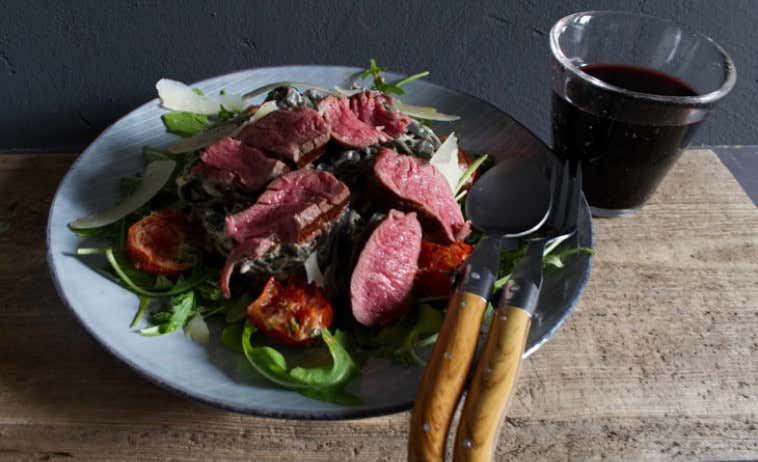 Tenderloin Steak und Tagiatelle Nero mit sommerlichem Ziegenkäsepesto und geschmorten Tomaten