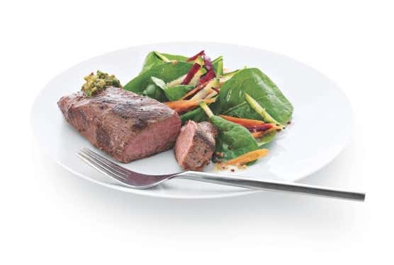 Lammsteaks mit Zitrus und Erdnusspesto-Salat Plate